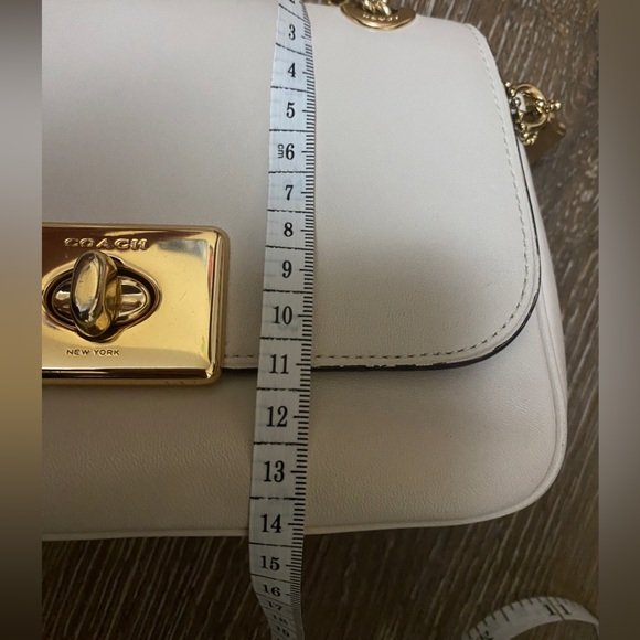 *open pockets
*snap closure
*strap can be shoulder carry and also a crossbody - Picture 7 of 9